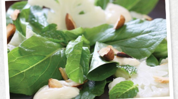 Hojas de lechuga romana, coliflor y almendras