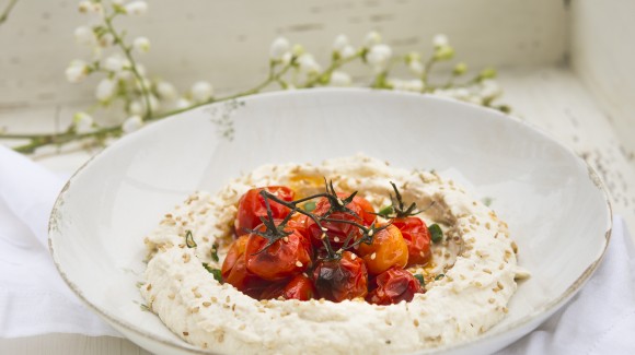 Queso de cebolla caramelizada y cherries confitados