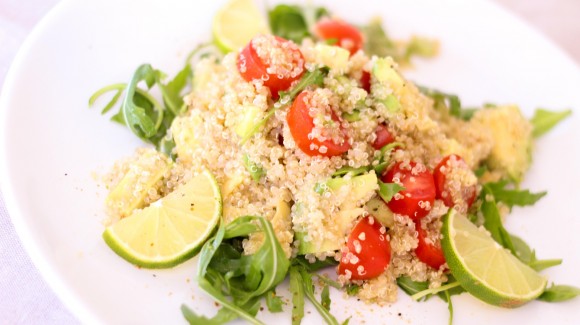 Quinoasalat mit Avocado, Rucola und Tomaten