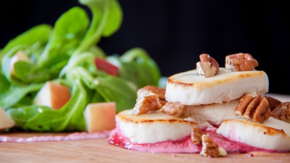 Salade met appel, geitenkaas en rode bietencrème