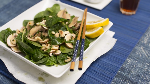 Raw mushroom salad with spinach and almonds