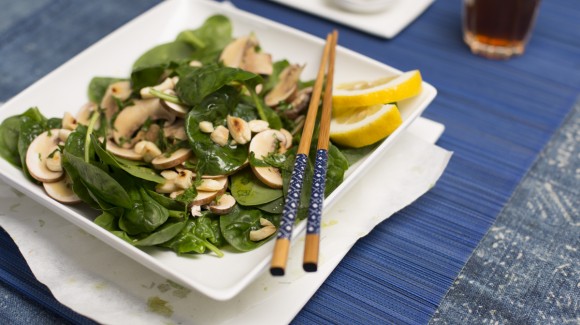 Paddestoelensalade met spinazie en amandelen