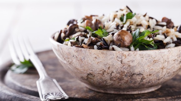 Insalata di riso con funghi e spinaci