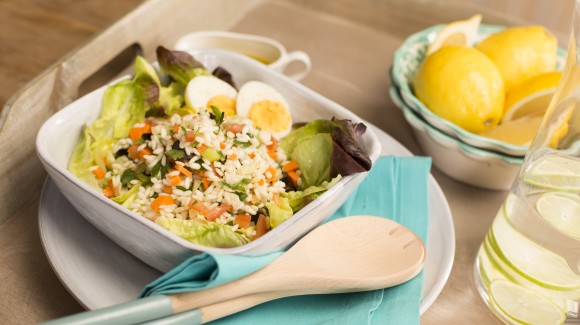 Salada de arroz com alface e anchovas