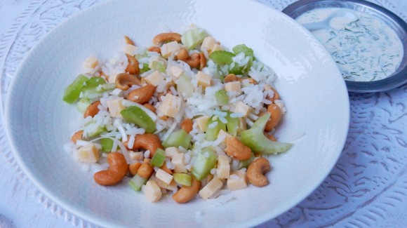 Reissalat mit Stangensellerie und Cashewkernen