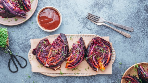 Geroosterde rodekoolsteaks met BBQ-glaze