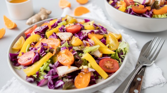 Food Talk - Rode kool + recept salade met gerookte kip & mandarijn-gember dressing