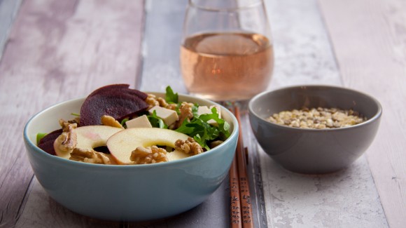 Ensalada de remolacha y manzana con lentejas, arroz y nueces