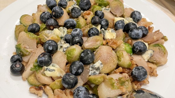 Rosenkohl-Birnen-Salat mit Heidelbeeren und Gorgonzola