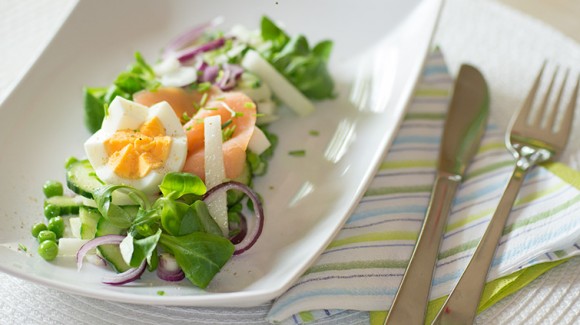Koolrabi salade met gerookte zalm, veldsla, doperwtjes en een eitje