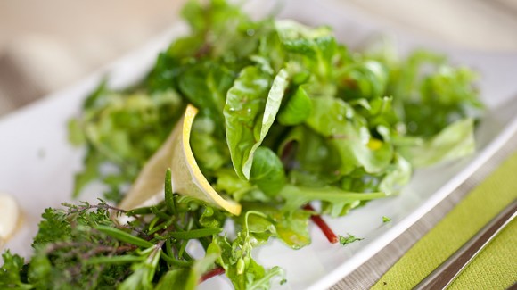 Ensalada de hojas verdes e hierbas frescas con aderezo de limón