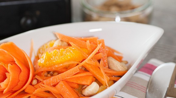 Möhren-Salat mit Orangen, Cashew- und Pinienkernen
