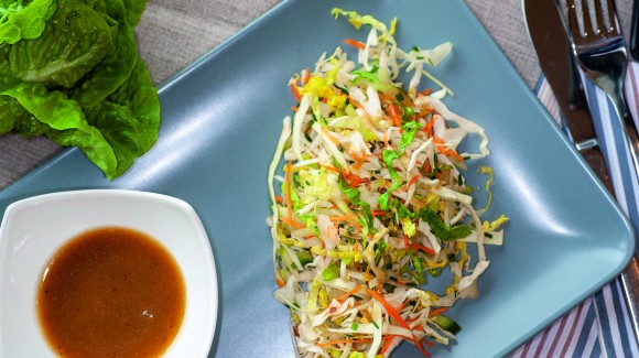 Mini-Salat-Kohl und Romana-Salat mit Honig-Senf-Dressing