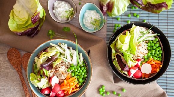 Frühlings-Buddha Bowl mit roten Kopfsalatherzen