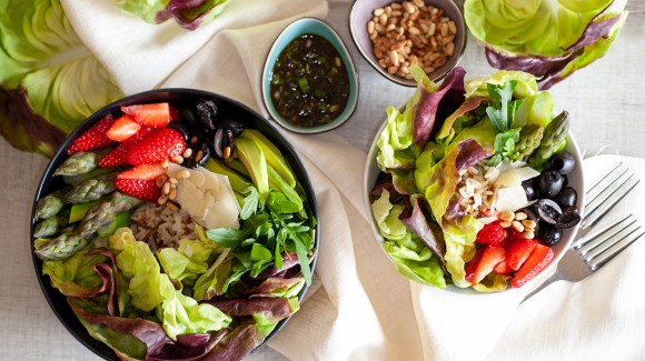 Buddha Bowl mit roten Kopfsalatherzen, Spargel, Erdbeeren und Avocado 