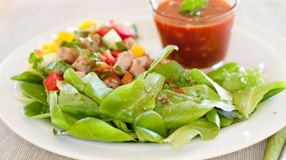 Salanova® Salat mit Putenwürfeln und Gazpacho-Dressing