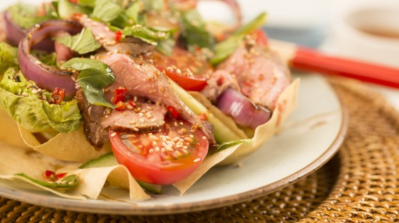 Asiatischer Salat mit Silky Pink, Beefsteak und gegrillten Salatherzen in knusprigem Filoteig