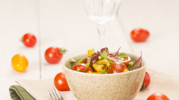 Tomatensalat mit scharfem Dressing