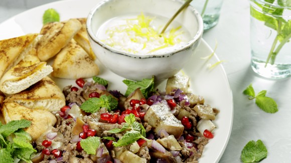 Aubergineschotel met gehakt en frisse yoghurtdip