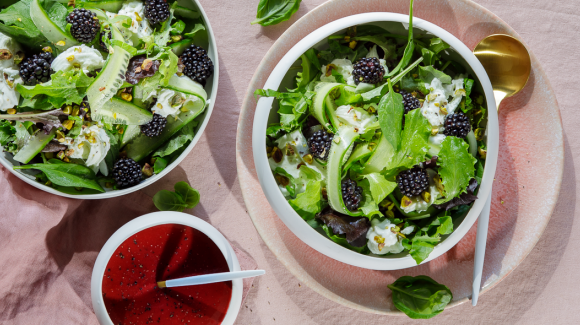 Spinach salad with blackberries, mozzarella and red velvet dressing