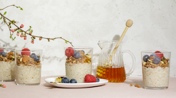 Pudim de arroz de couve-flor com granola e mirtilo