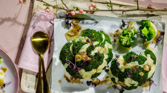 Hasselback van broccoli met mozzarella en ansjovisolie