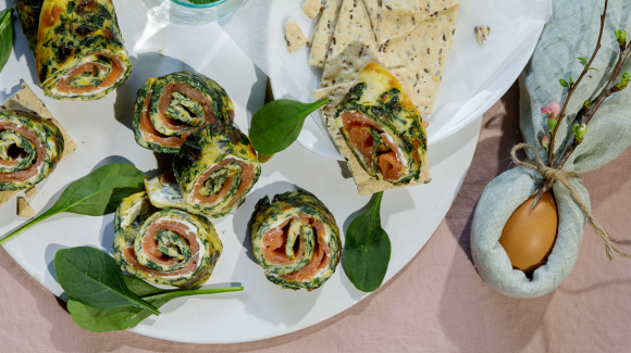 Rollitos de tortilla de espinacas con salmón