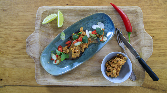 Kohlrabi Asia-Style mit Erdnuss-Saté-Crunch 