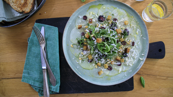 Kohlrabi carpaccio salad with blackberries, croutons and Pecorino