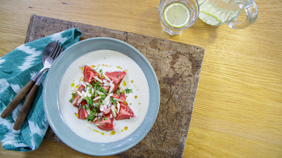 Ajo Blanco: sopa fria de amêndoas e salada espanhola de tomate