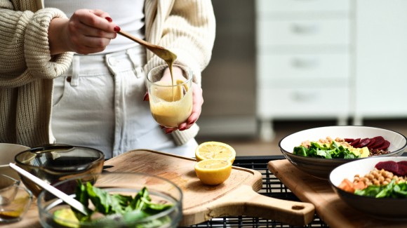 6 reasons to make your own salad dressing