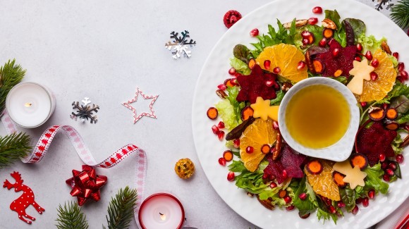 Weihnachtlicher gemsichter Salat mit Garnelen, Granatapfel und Roter Bete