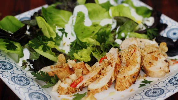 Salada Salanova com frango e farofinha de pão