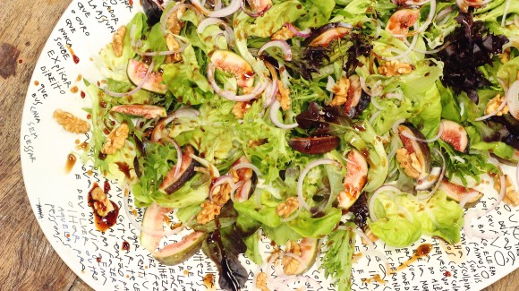 Salada de mix de verdes com nozes, figo, cebola roxa e melaço de romã