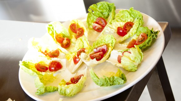 Pequeños barquillos de lechuga romana con tomate cherry y aguacate