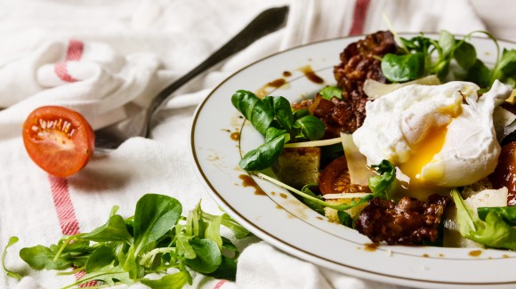 Salat mit warmen Speck- und Eiern / Salat Lyonnaise