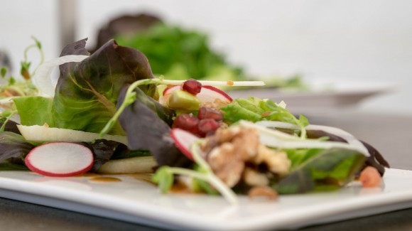 Leichter Salat mit Avocado, Radieschen und Apfel 