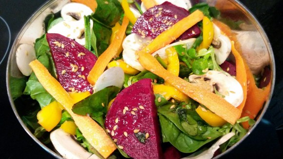 Salade met babyspinazie, rode biet, wortel, paprika en champignons