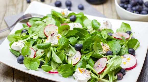 Salade met blauwe bessen en geitenkaas