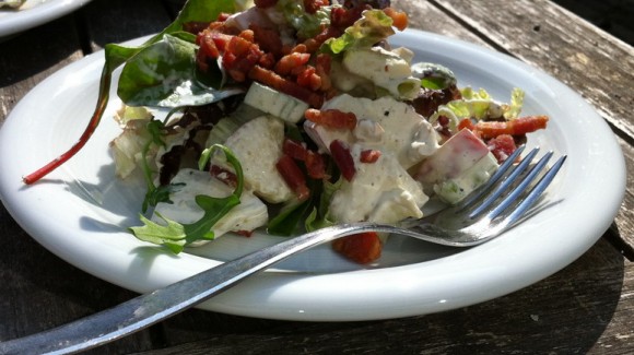 Frühlingssalat mit Apfel und Stangensellerie