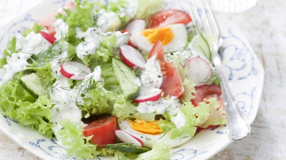 Ensalada de rábano y pepino con cremoso aderezo de eneldo 