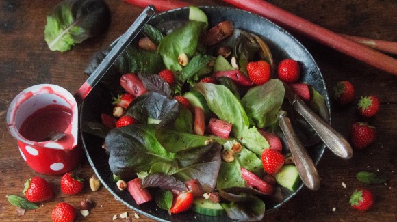 Salade van gegrilde rabarber, aardbei en botersla