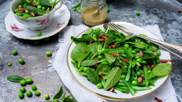 Salade met snijboontjes, doperwtjes en spekjes