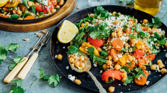 Easy take-away lunch salad with spelt, roasted vegetables from the oven, chickpeas, coriander and feta