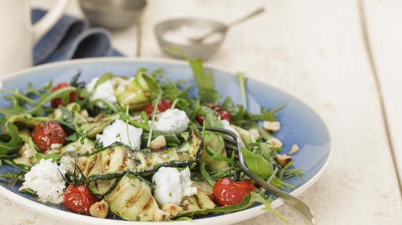 Salada de macarrão de abobrinha grelhada