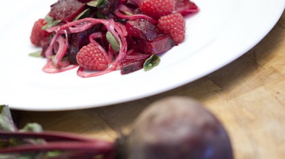 Insalata di barbabietola arrosto con formaggio di capra e lamponi