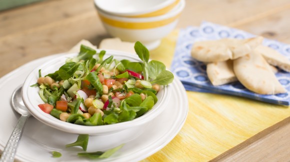 Chick-pea salad with radish and string beans 