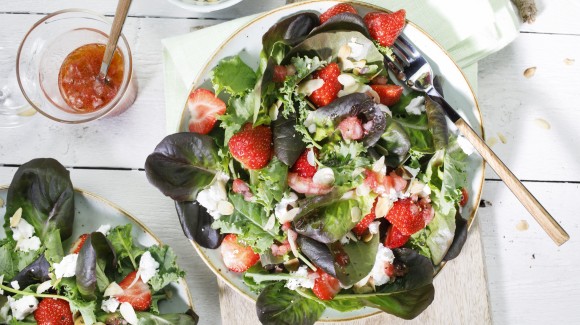 Roter Kopfsalat mit Erdbeeren, Baby-Grünkohl, Mandeln und Ziegenkäse