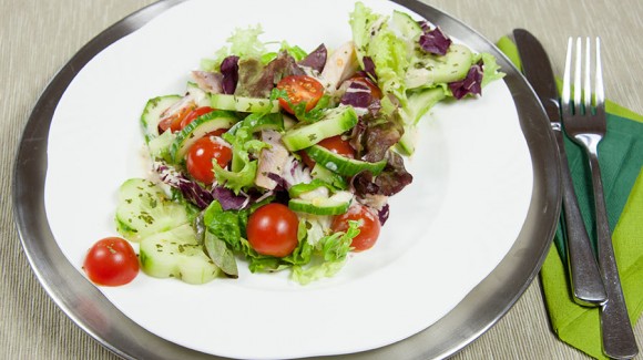 Salat mit geräucherter Forelle