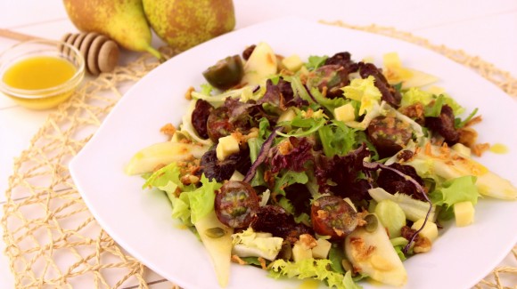 Grüner Salat mit Tomaten, Birnen und Gouda und Honig-Senf-Vinaigrette